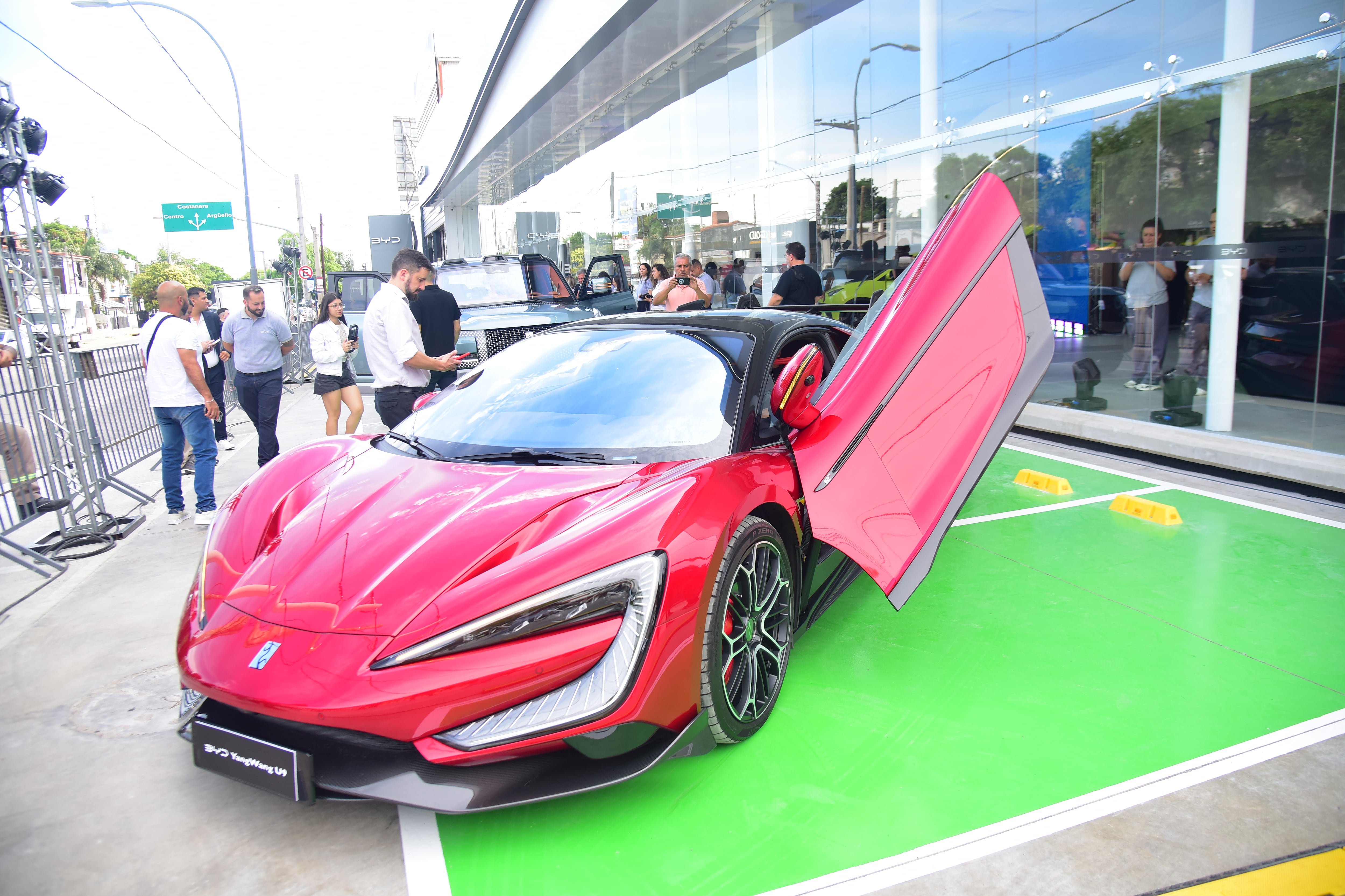 Inauguración de la concesionaria BYD de auto eléctricos de la Familia Parra. (Javier Ferreyra / La Voz)