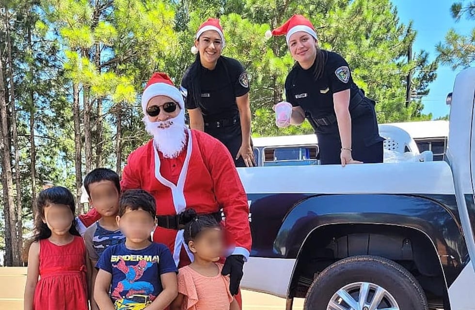 Policías navideños llevaron alegría a niños de Bernardo de Irigoyen