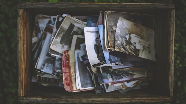 ¿Trae buena suerte? Qué significa encontrar una foto tirada en la calle, según el Feng Shui