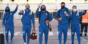 El plantel auriazul partió hacia Cuyo este domingo de cara al debut en la Liga Profesional de Fútbol.