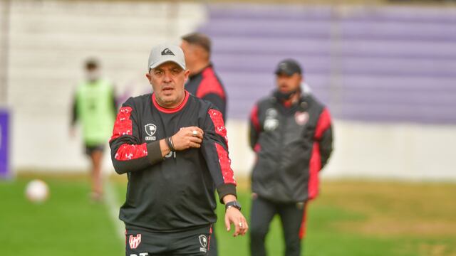 Marcelo Vázquez todavía no definió el once titular para enfrentar a San Telmo (Foto Federico Lopez Claro).
