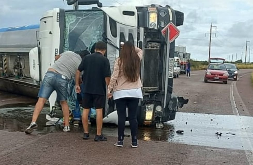 Volcó un camión de combustibles de YPF en Monte Comán: hay un herido y la ruta quedó interrumpida