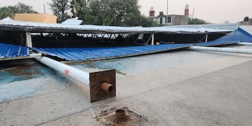 Se cayó el techo de un polideportivo en barrio Los Alamos: hay dos niñas heridos