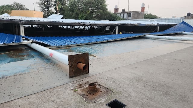 Se cayó el techo de un polideportivo en barrio Los Alamos: hay dos niñas heridos