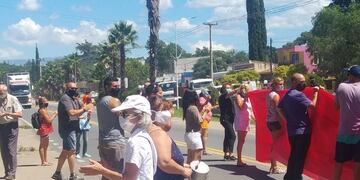 Movilización de los vecinos de Parque Siquiman, en reclamo a mayor seguridad.