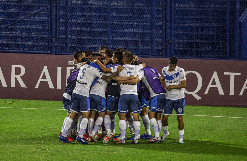 Vélez se hizo fuerte de local y venció 2-0 a Deportivo Cali por la ida de los octavos de final la Copa Sudamericana