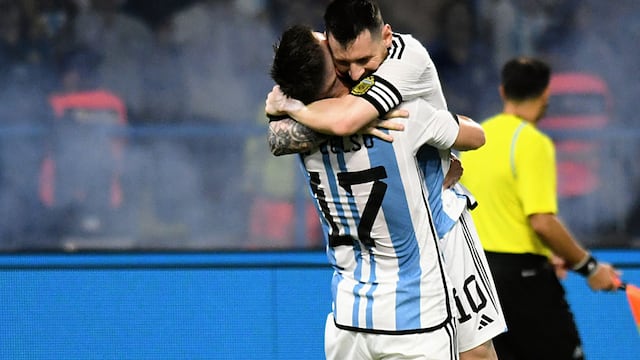 El abrazo de Messi y Lo Celso tras el quinto gol.
