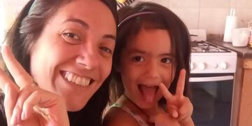 Emilia Coria (41) y su hija Matilda. La mujer necesita juntar casi un millón de pesos para someterse a una compleja operación antes de perder la vista, el habla y la motricidad.