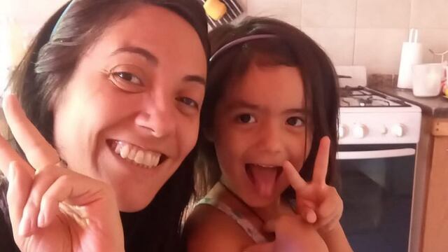 Emilia Coria (41) y su hija Matilda. La mujer necesita juntar casi un millón de pesos para someterse a una compleja operación antes de perder la vista, el habla y la motricidad.