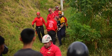 Un megaoperativo en la ciudad de Córdoba para rescatar a un hombre que cayó a un desagüe en el Día del Trabajador.
