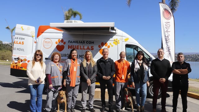 Familia con Huellas, Carlos pionero en el cuidado de mascotas.