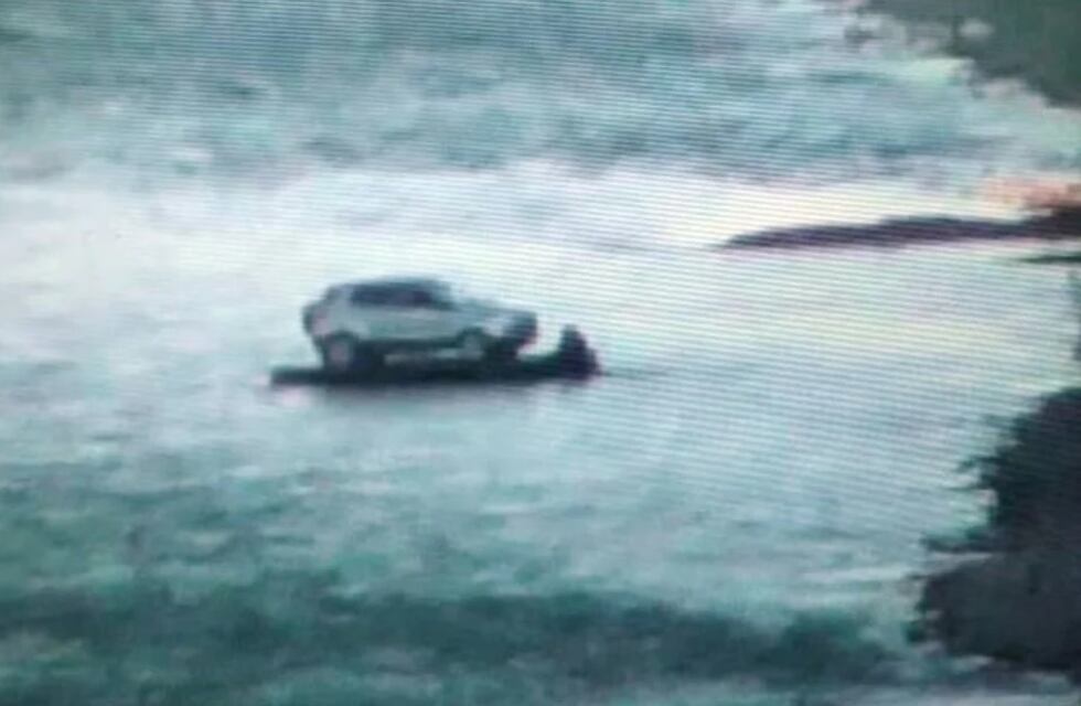 Subieron su auto a un gomón e intentaron cruzar el río desde Bolivia a Salta
