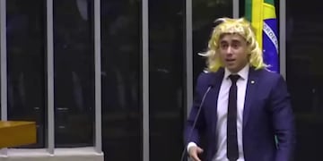 El diputado Nikolas Ferreira, al entrar al Congreso con una peluca rubia.