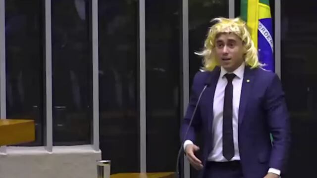 El diputado Nikolas Ferreira, al entrar al Congreso con una peluca rubia.