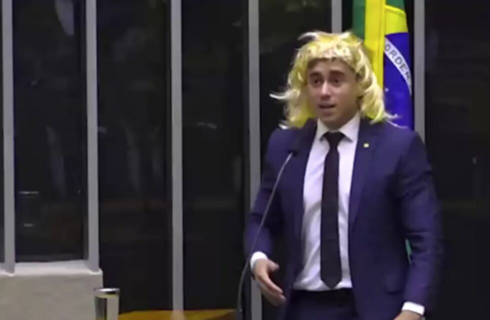 Un diputado brasileño entró con una peluca al Congreso para burlarse del colectivo transexual