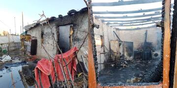 El incendio que inició cuando intentaron prender la estufa con nafta, afectó a toda la casa y el matrimonio Tapia quedó en la calle. Foto gentileza LV4.