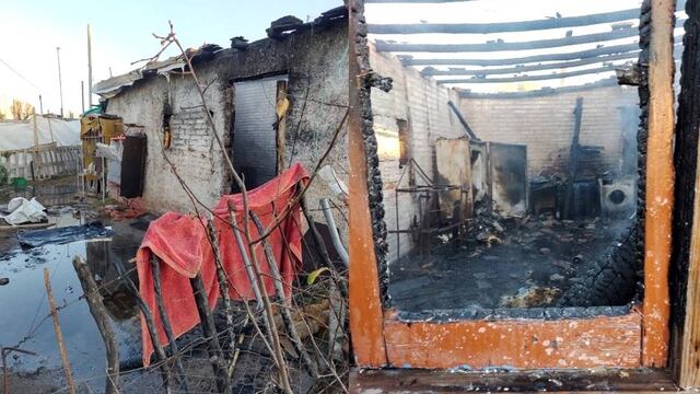 El incendio que inició cuando intentaron prender la estufa con nafta, afectó a toda la casa y el matrimonio Tapia quedó en la calle. Foto gentileza LV4.
