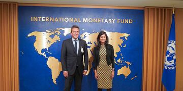 El ministro de Economía, Sergio Massa, junto a la subdirectora Gerenta del Fondo Monetario Internacional (FMI), Gita Gopinath. Foto: Los Andes.