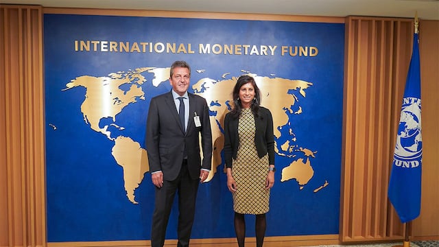 El ministro de Economía, Sergio Massa, junto a la subdirectora Gerenta del Fondo Monetario Internacional (FMI), Gita Gopinath. Foto: Los Andes.