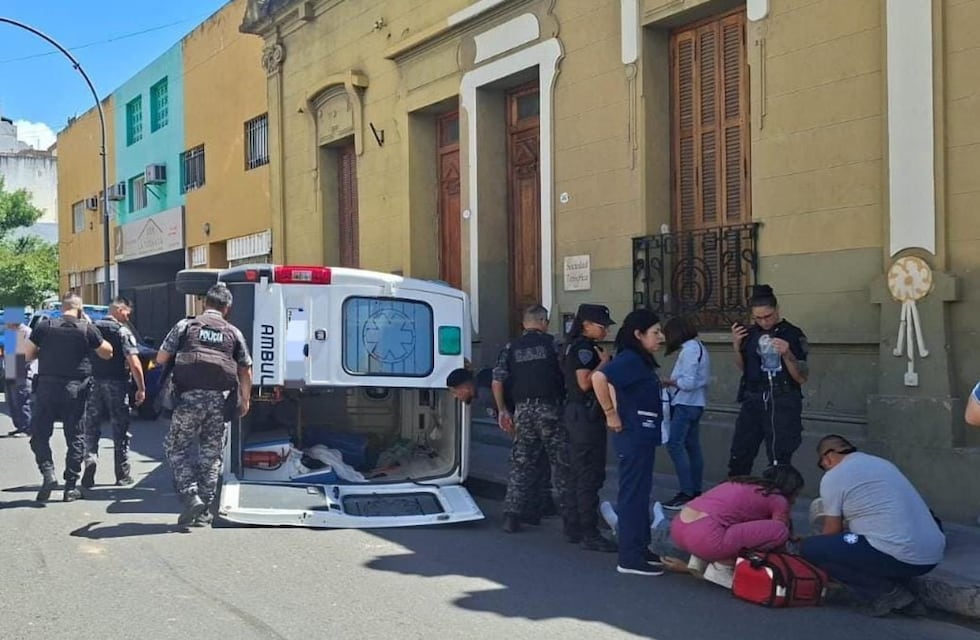 Córdoba de terror: volcó una ambulancia que trasladaba un paciente a un sanatorio
