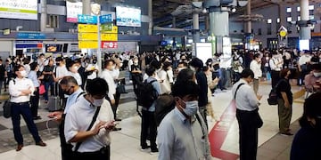 El terremoto de escala 6,1 que sacudió a parte de Japón obligó a las autoridades a cesar momentáneamente con el funcionamiento de los trenes bala (shinkansen) del país.