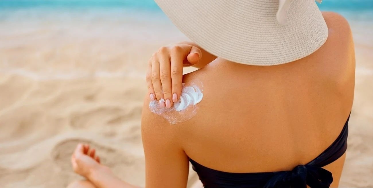  El protector solar necesita tiempo para absorberse antes de colocar el repelente