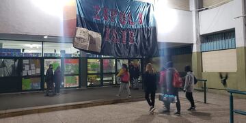 Los alumnos tomaron el colegio por tiempo indeterminado.