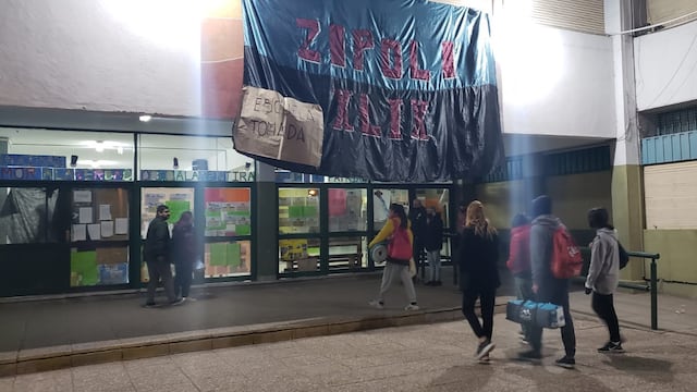 Los alumnos tomaron el colegio por tiempo indeterminado.