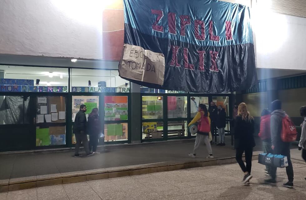 Alumnos del Domingo Zipoli tomaron el colegio