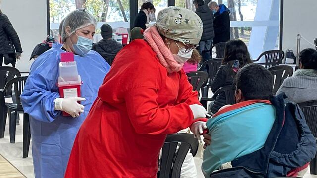 Vacunación contra el Covid-19 en el Estadio Arena de Villa Carlos Paz.