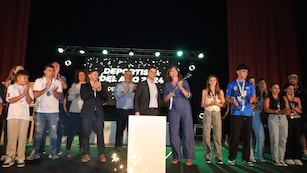 La madre de Pedro Rubiolo recibió el premio de manos del intendente Leonardo Viotti