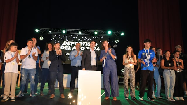 La madre de Pedro Rubiolo recibió el premio de manos del intendente Leonardo Viotti