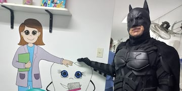 La plata tiene un Batman que junta dinero para ayudar a hospitales y centros de salud de la ciudad.