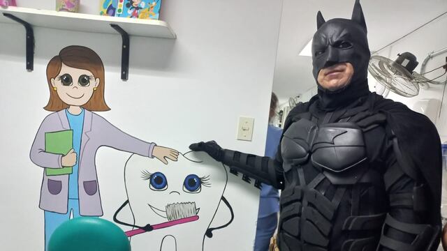 La plata tiene un Batman que junta dinero para ayudar a hospitales y centros de salud de la ciudad.