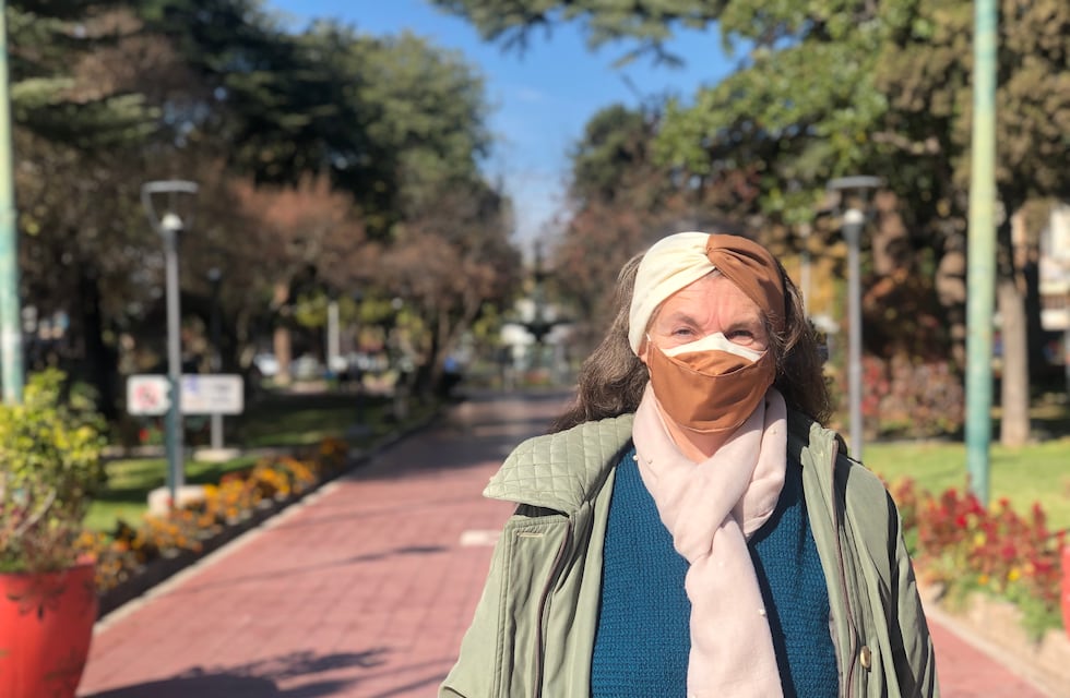 Con lo que gana vendiendo tapabocas, una artesana de Maipú ayuda a su familia en España