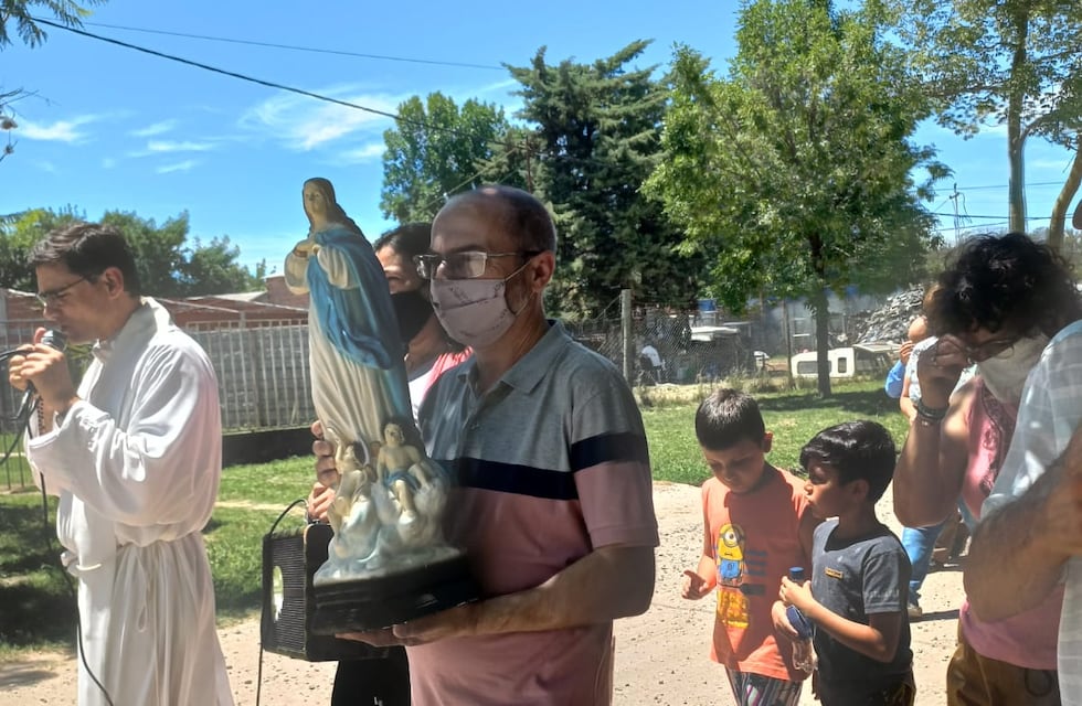 Misa y procesión en honor a la Inmaculada Concepción en el barrio Esso de Pérez