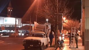 Campaña en marcha: comenzó la colocación de los carteles proselitistas en Rafaela