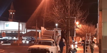 Campaña en marcha: comenzó la colocación de los carteles proselitistas en Rafaela