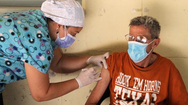 El Ministerio de Salud planea concluir este viernes el megaoperativo para cubrir 431 geriátricos. (@minsaludsantafe)