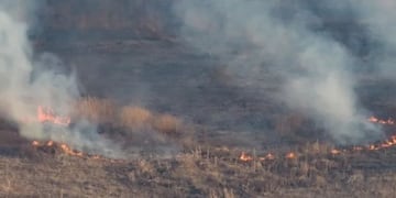 Aunque no haya riesgo de personas o bienes en la zona, el fuego está en una reserva importante para Salta.
