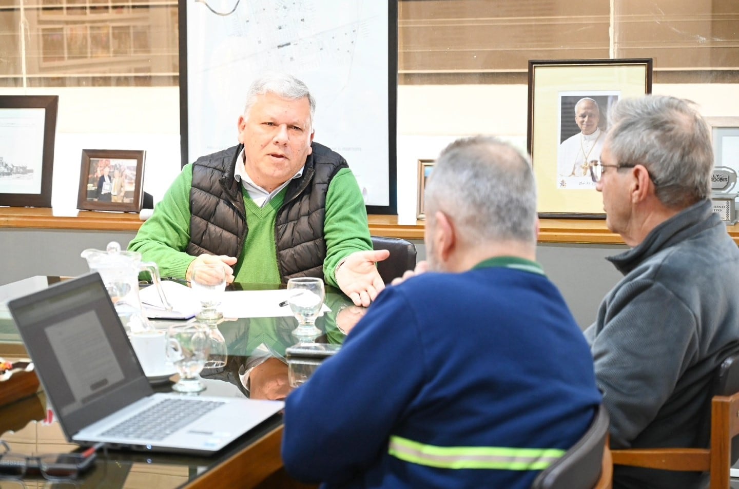 El presidente de CESPAL Miguel Fontana, entregó la documentación al Intendente Gustavo Benedetti.