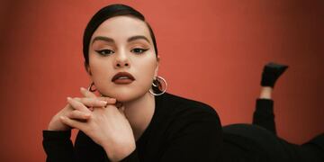 Uñas de cristal, la tendencia coreana que usa Selena Gomez y que está arrasando.