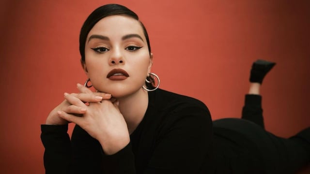 Uñas de cristal, la tendencia coreana que usa Selena Gomez y que está arrasando.