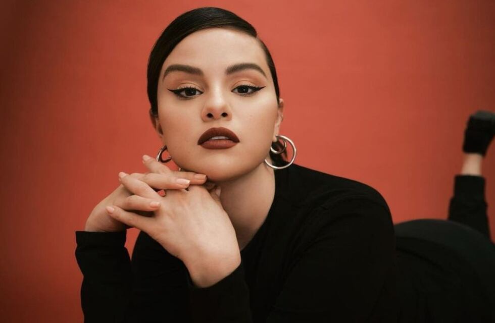 Uñas de cristal, la tendencia coreana que usa Selena Gomez y que está arrasando