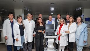 El gobernador Sadir y el ministro Bouhid, junto a funcionarios de la cartera sanitaria, en su visita al Hospital Materno Infantil “Dr. Héctor Quintana”, donde fueron recibidos por su director Marcelo Labarta, autoridades y médicos del nosocomio.