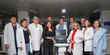 El gobernador Sadir y el ministro Bouhid, junto a funcionarios de la cartera sanitaria, en su visita al Hospital Materno Infantil “Dr. Héctor Quintana”, donde fueron recibidos por su director Marcelo Labarta, autoridades y médicos del nosocomio.