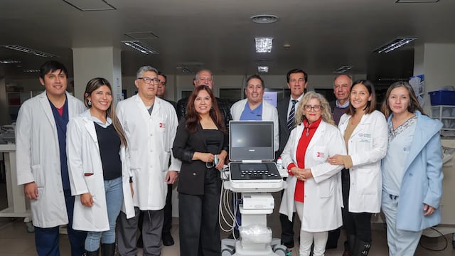 El gobernador Sadir y el ministro Bouhid, junto a funcionarios de la cartera sanitaria, en su visita al Hospital Materno Infantil “Dr. Héctor Quintana”, donde fueron recibidos por su director Marcelo Labarta, autoridades y médicos del nosocomio.