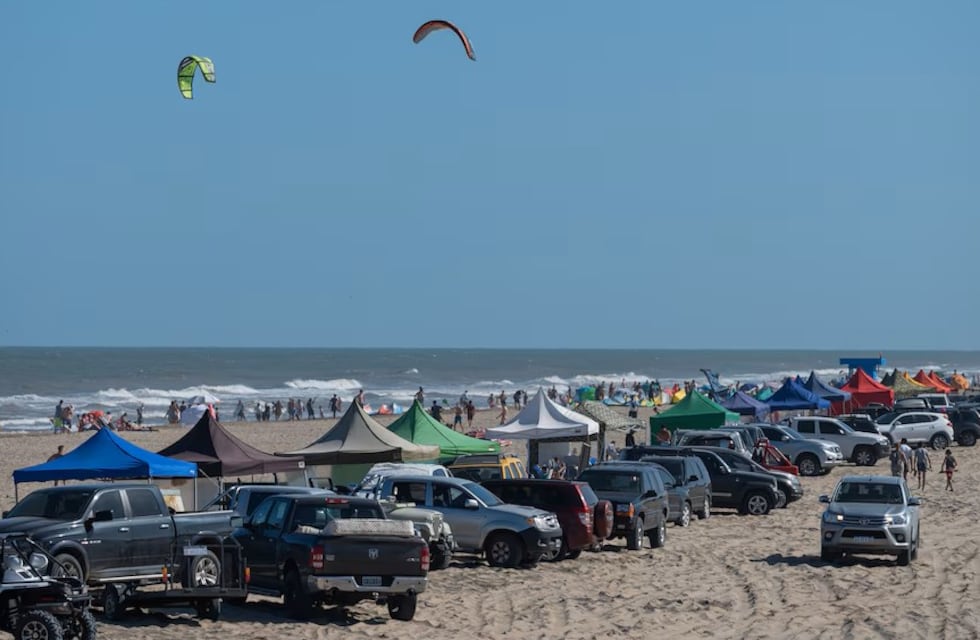 Monte Hermoso prohibió el uso de gazebos en la playa