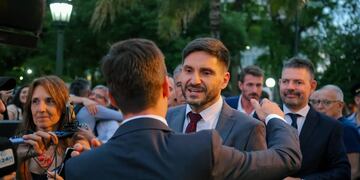 El gobernador Maximiliano Pullaro y de espaldas, el intendente Leonardo Viotti