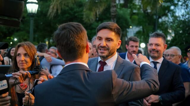 El gobernador Maximiliano Pullaro y de espaldas, el intendente Leonardo Viotti